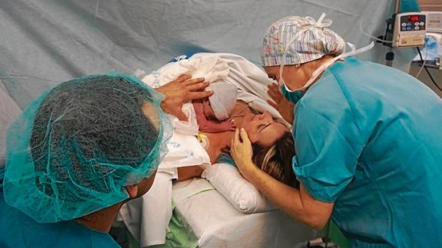 Una mare sostenint el seu nadó acabat de nàixer a l’Hospital Verge de la Cinta. FOTO: Hospital Verge de la Cinta
