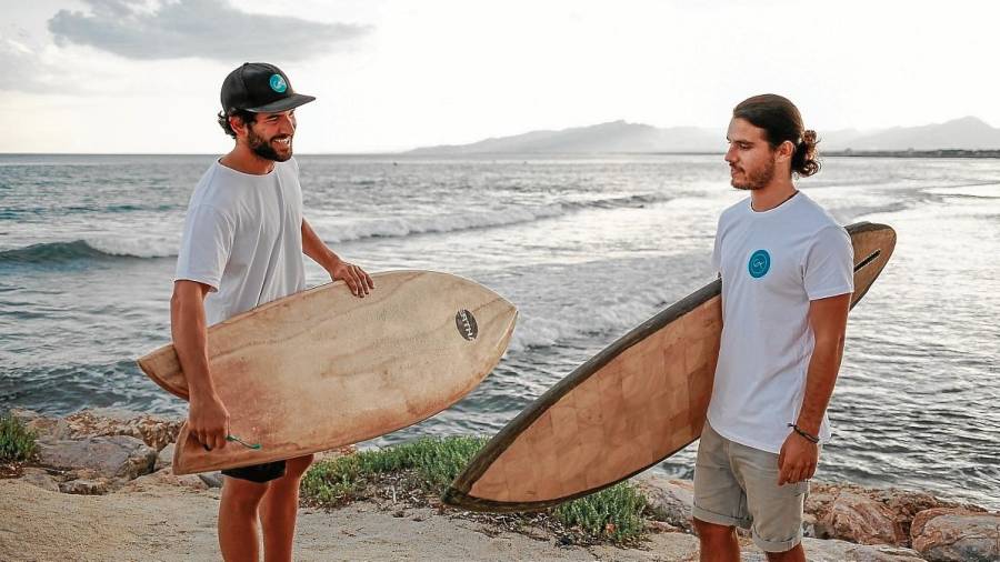 Jordi Oliva, a la izquierda, y Abert Font de Rubinat posan con las tablas de surf elaboradas con materiales reciclables. FOTOs: Fabián Acidres
