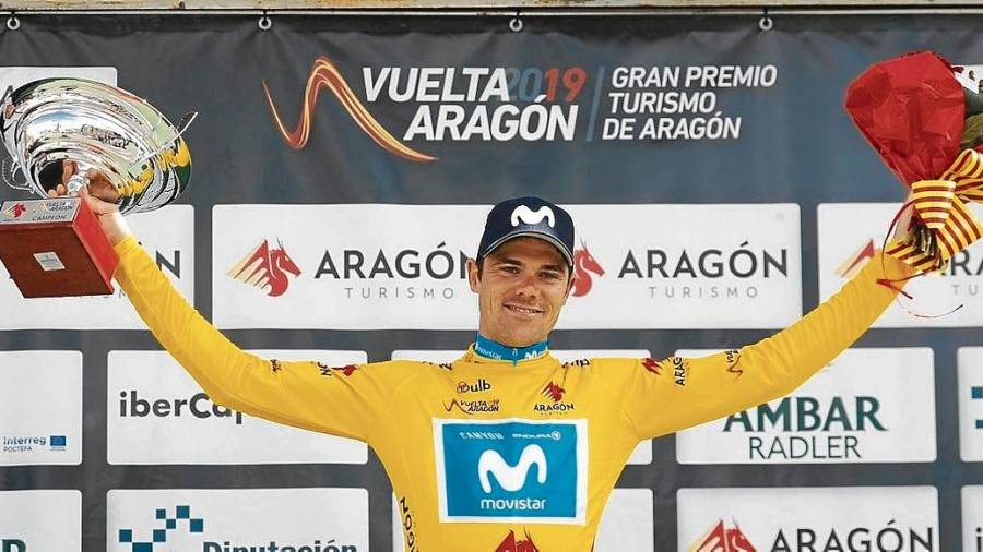 Edu Prades, celebrando en lo más alto del podio la victoria en la Vuelta a Aragón. Foto: Movistar Team