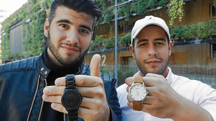 Pau Mas y Álvaro Pérez en la Tabacalera con los relojes que comenzarán a vender. FOTO: Pere Ferré