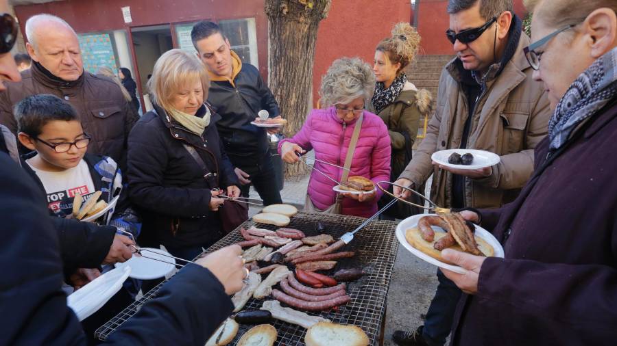 Personas del pueblo y de alrededores se acercaro para disfrutar de un almuerzo en família. FOTO: lluís milián