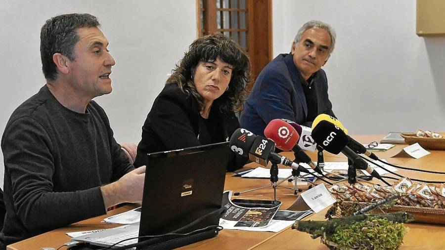 El professor de la URV Jaume Salvat, la consellera Teresa Jordà i el director territorial Àngel Xifré. FOTO: A.Q.