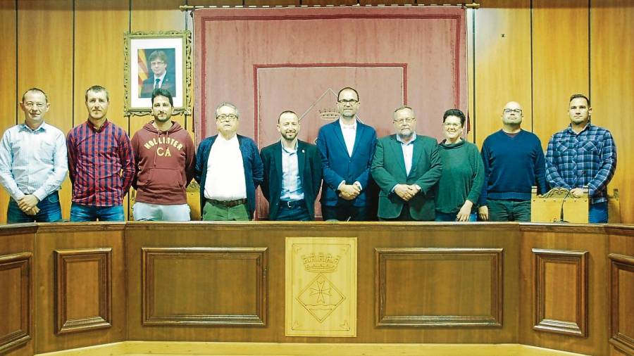 Ajuntament i empresa van oficialitzar l’acord amb una fotografia d’unitat, ratificant el compromís d’ambdues parts. FOTO: Ajuntament Riba-roja