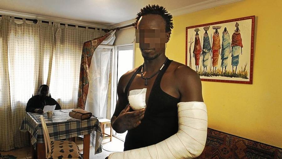La víctima, con el brazo enyesado y el vendaje en el pecho donde fue apuñalado. FOTO: Pere Ferré / DT
