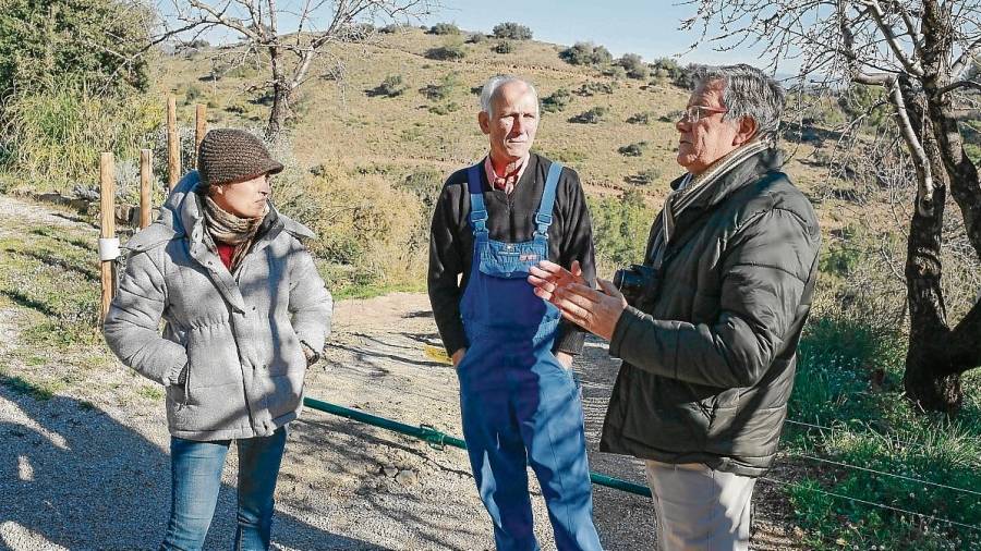 Lídia Guerrero, Ronald Boyd i Joaquim Vidal, conversant sobre la problemàtica del porc senglar. FOTO: F. Acidres