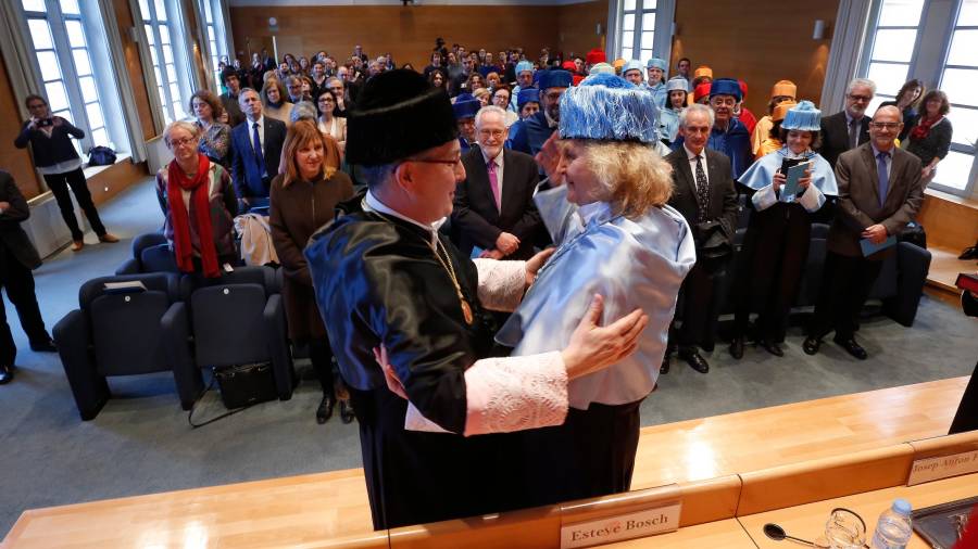 Un momento del acto de investidura. Mary Nash también es doctora honoris causa por la Universidad de Granada. FOTO: pere ferré