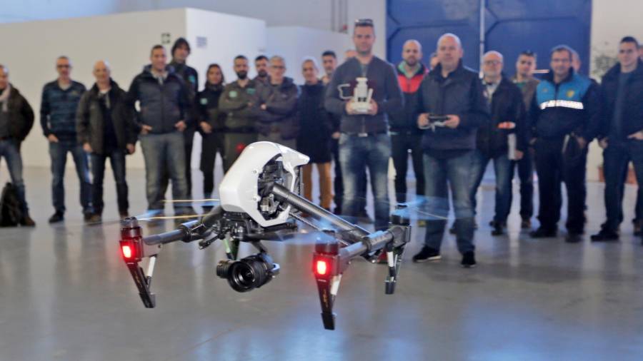 Los agentes Francisco y Juan dieron una clase práctica con un dron profesional DJI Inspire 1, con cámara. FOTO: Lluís Milián