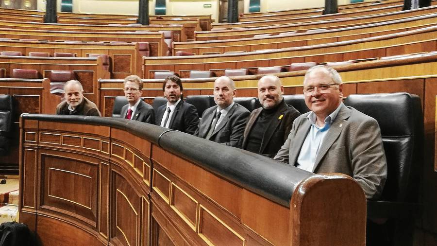 De izquierda a derecha, Joan Ruiz (PSC), Ferran Bel (PDeCAT), Sergio del Campo (Ciudadanos), Jordi Roca (PP), Jordi Salvador (ERC) y Fèlix Alonso (En Comú Podem), sentados en los escaños azules del Gobierno. FOTO: Xavier Fernández