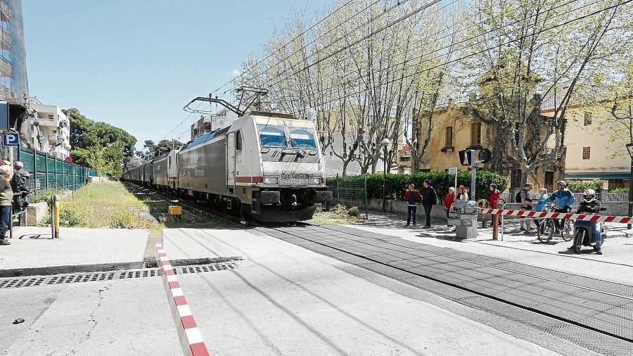Desmantelar la vía del tren en Salou supone también suprimir los pasos a nivel que cruzan por el municipio FOTO: Alba Mariné