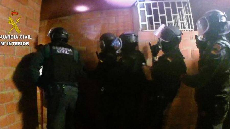Agentes de la Guardia Civil, entrando en un piso del barrio Gaudí. Foto: Guardia Civil