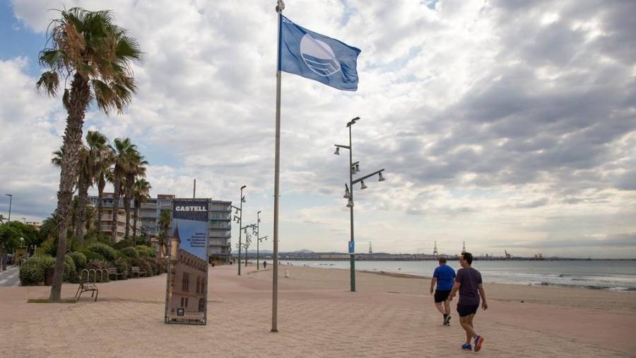 La bandera azul en la playa de La Pineda. FOTO: CEDIDA