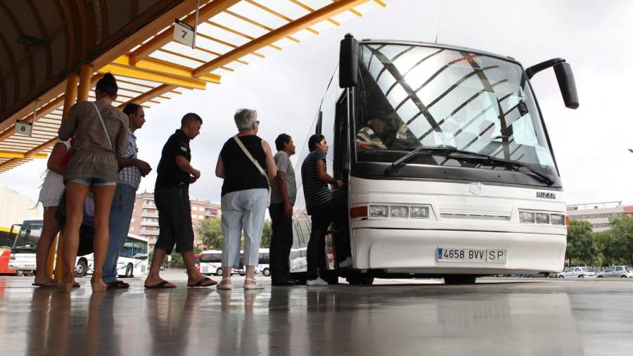 Usuarios de buses en la estación de Reus. FOTO: ALBA MARINÉ