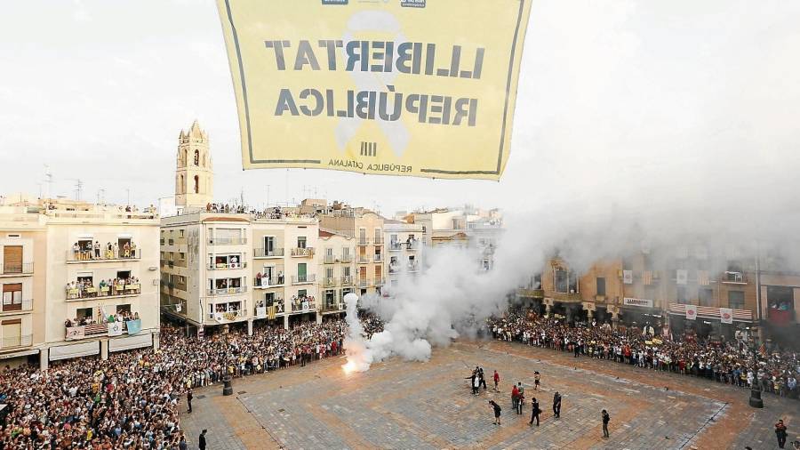 La plaza el Mercadal se tiñó de amarillo, momentos antes de iniciar la Tronada. FOTO: Alba Mariné. 