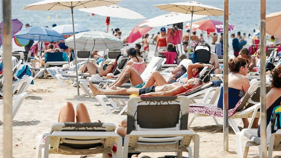 El INE dio a conocer ayer los datos turísticos de agosto, que muestran un descenso de turistas y de pernoctaciones. FOTO: Alba Mariné