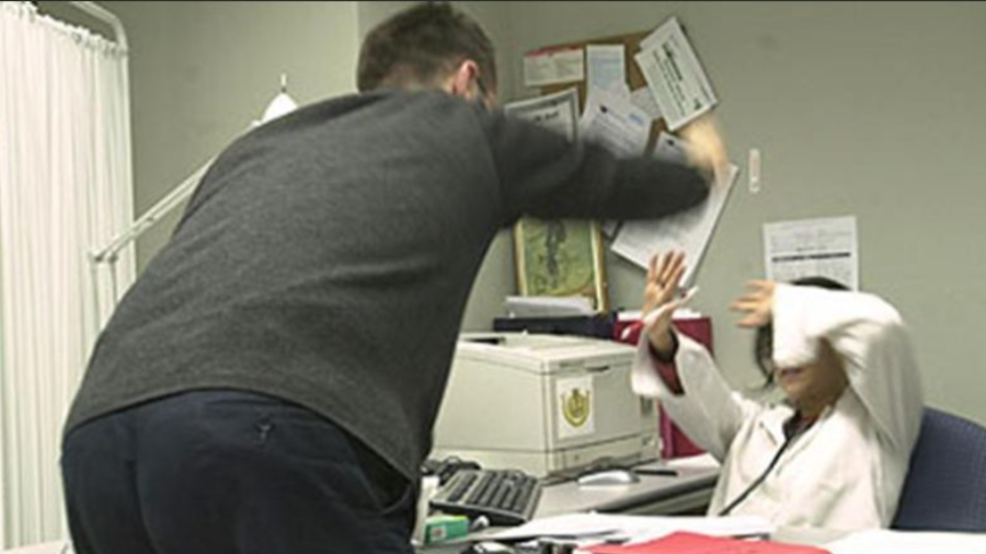Imagen simulada de una agresión a una doctora en una consulta.