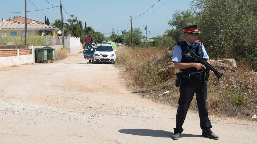 Imatge d'un mossos armat, avui a la urbanització Montecarlo. Foto: Joan Revillas