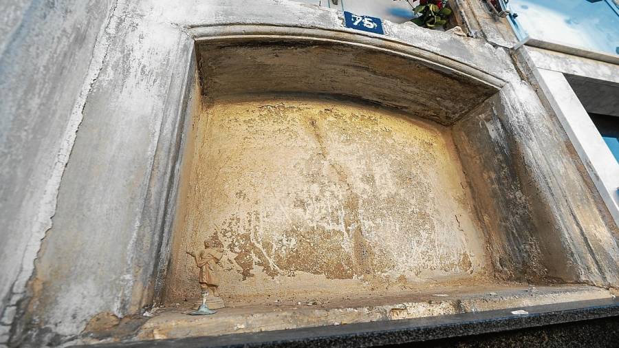 El nínxol sense làpida on segons els registres reposen les despulles de la mare del general Ramon Cabrera. foto: joan revillas