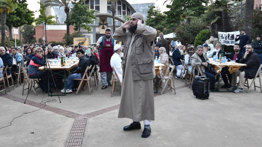Abdelhakim Barabou durante la llamada a la oraci&oacute;n. &nbsp;FOTO: A. Gonz&aacute;lez
