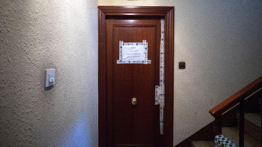 Acceso a la vivienda en la calle Marcos Zapata de Las Delicias de Zaragoza. FOTO: EFE