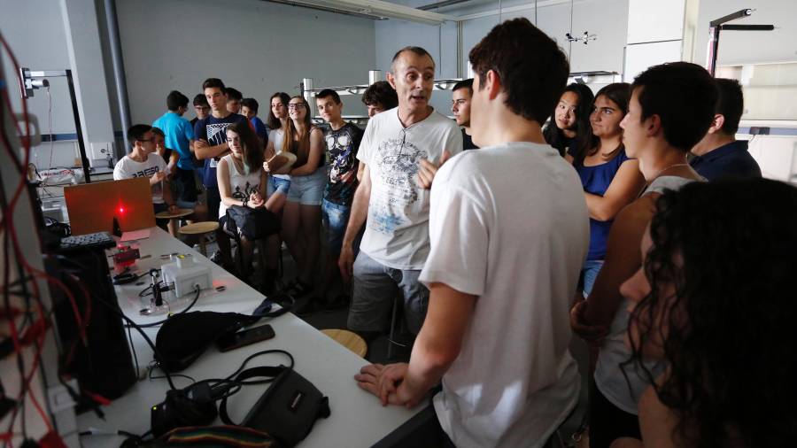 Un grupo de alumnos del programa en el laboratorio. Foto: Pere Ferré