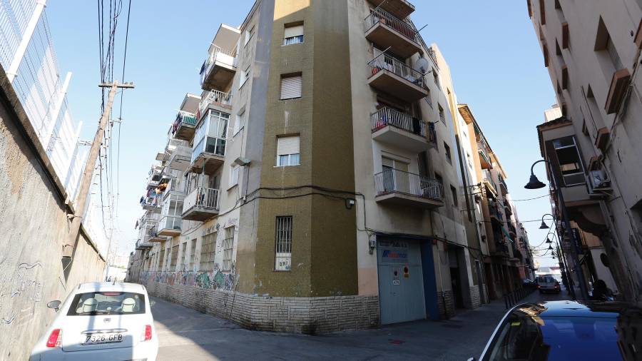 El número 2 de la calle Sant Andreu es uno de los bloques que cuenta con viviendas okupadas de manera ilegal. FOTO: pere ferré