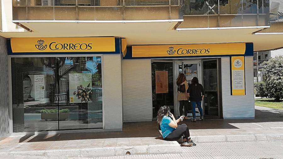 Imagen de la oficina de Correos de Salou, situada en la calle Major y bajo el edificio Palafox, que abrió sus puertas hace 13 años. FOTO: E. Castaño