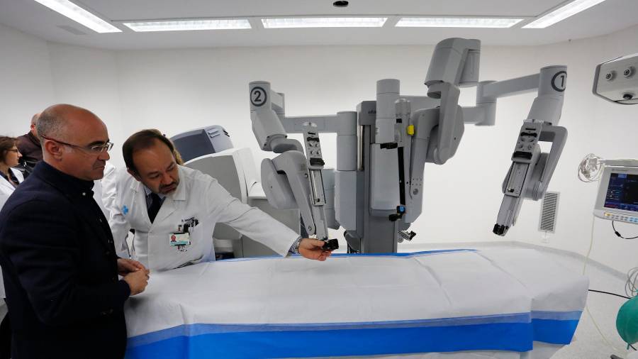 Imagen de archivo del delegado del Gobierno en Tarragona, Òscar Peris, cuando visitó el robot ‘Da Vinci’, antes de que empezara a operar. FOTO: PERE FERRÉ