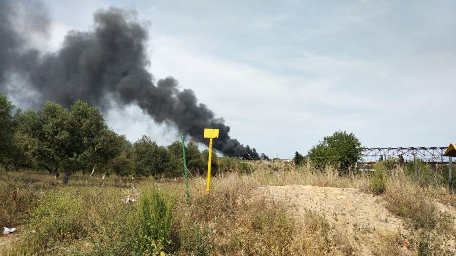 Imagen de la columna de humo por el incendio de la empresa. Foto: Àngel Juanpere
