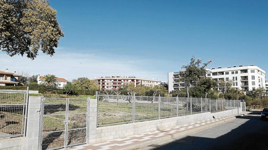 Los huertos se ubicarán en el terreno que hace años acogió el centro provisional de la escuela La Bòbila. FOTO: ALBA MARINÉ