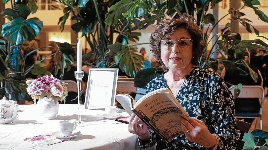 M. Lluïsa Amorós, l’autora del llibre ‘Berenar sota les moreres’, aquest dimecres a la Biblioteca X. Amorós. FOTO: f. acidres.