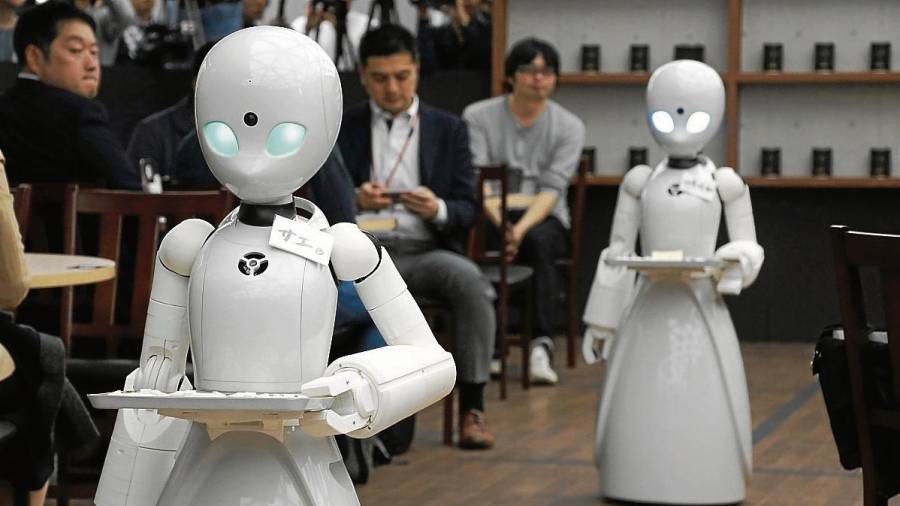 Robots camareros en Tokio. FOTO: EFE