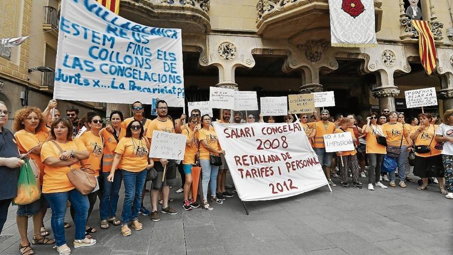 magen de los trabajadores de Villablanca y del centro Bellissens, ayer durante las protestas. FOTO: a. gonzález