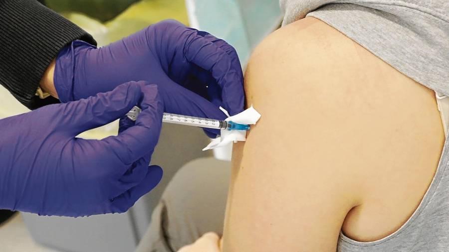Una enfermera inyecta una vacuna en el Palau d'Esports de la Anella Mediterrània. Foto: Pere Ferré