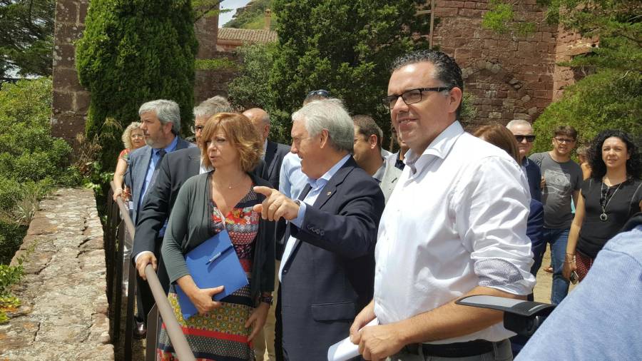 Pla obert de la consellera de Governació, Meritxell Borràs, amb el president de la Diputació de Tarragona, Josep Poblet, al Castell d'Escornalbou. Foto: ACN
