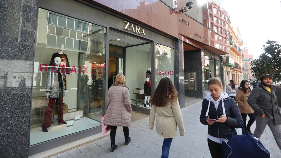 El Zara de Colom ha aguantado abierto los diez años que han durado las obras del Mercat.