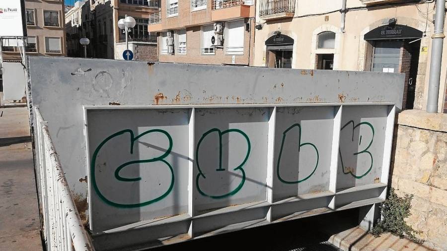 Un joven fue multado ayer por hacer pintadas en la calle Pons d’Icart. FOTO: àngel juanpere