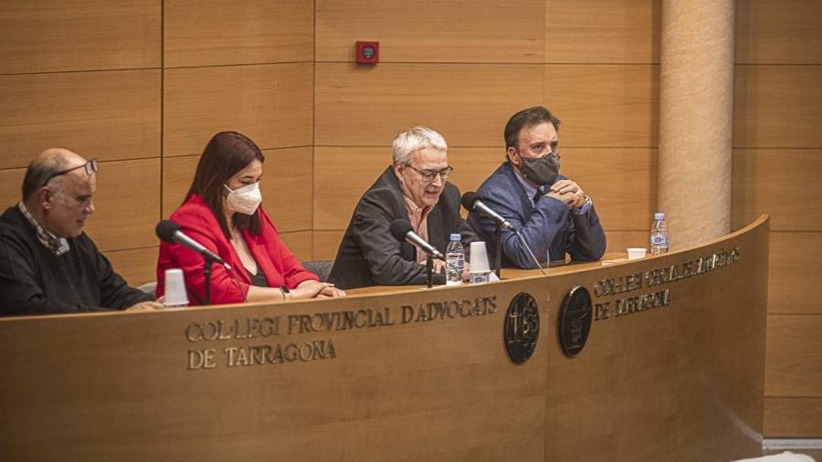 Álex Saldaña (2º derecha), durante la presentación. FOTO: ÁNGEL ULLATE