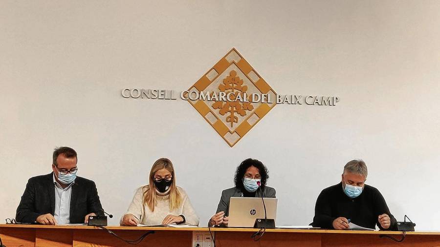 De izquierda a derecha, Antoni Abelló, Lídia Bargas, Rosa Maria Abelló y Ernest Roigé, ayer en el Consell Comarcal del Baix Camp. FOTO: A. G.
