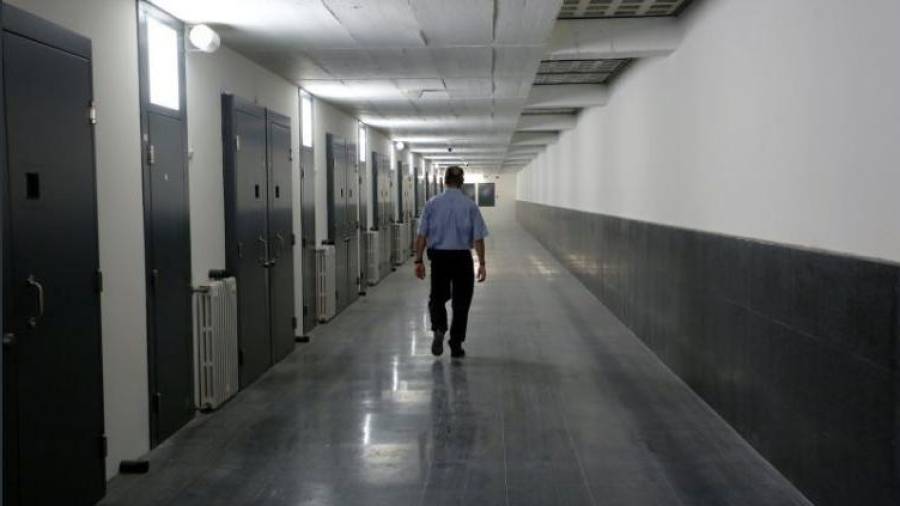 Uno de los pasillos de la cárcel de Mas d´Enric. Foto: Lluís Milián