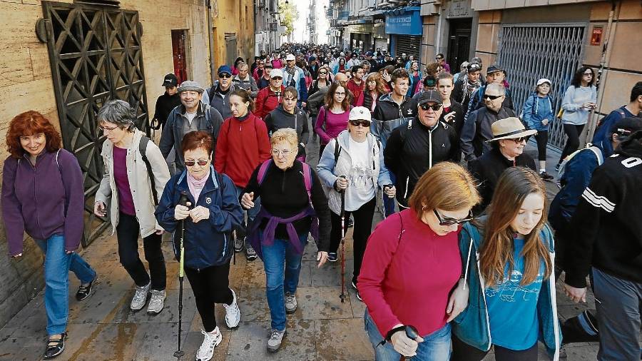 El objetivo es que la gente mayor de la ciudad realice deporte de una forma controlada por personal especializado. FOTO: Pere Ferré