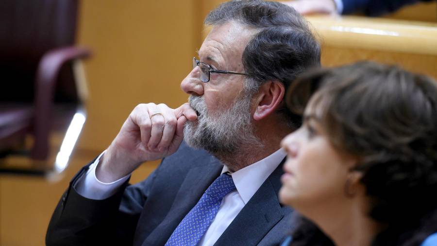 Els presidents de la Generalitat, Mariano Rajoy i Soraya Sáenz de Santamaría. No és broma. EFE