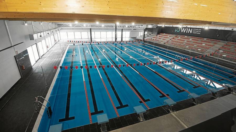 La piscina, homologada per acollir competicions oficials, compta amb una extensa graderia. FOTO: Joan Revillas