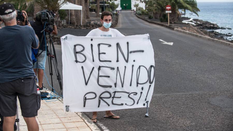 Varias personas esperaban ayer al presidente Sánchez en Lanzarote, donde pasará unos días. Foto: EFE