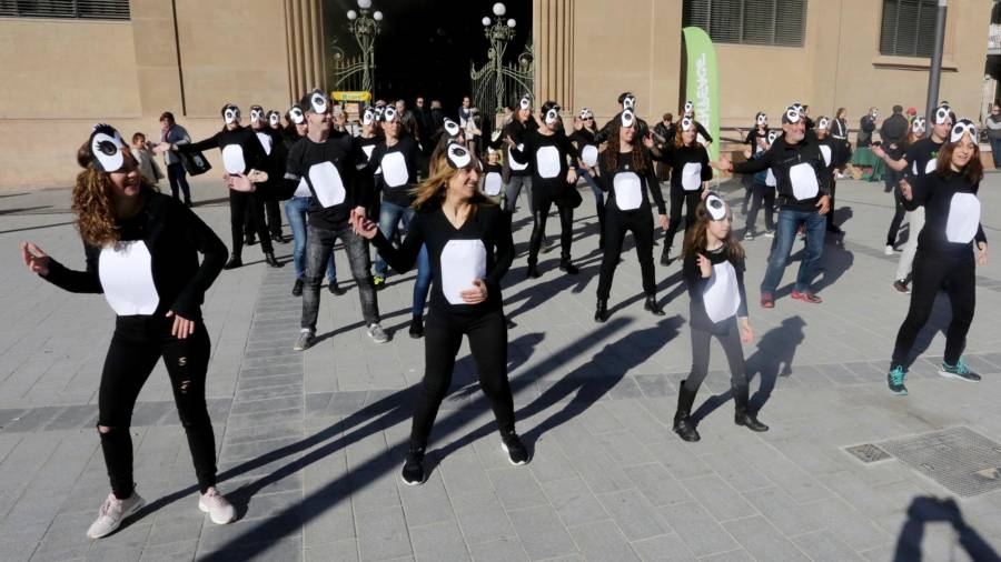La acción se llevó a cabo ayer al mediodía en la plaza Corsini de Tarragona. FOTO: lluís milián