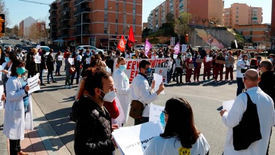Un centenar de sanitarios se ha movilizado frente al Hospital Joan XXIII de Tarragona. Foto: ACN