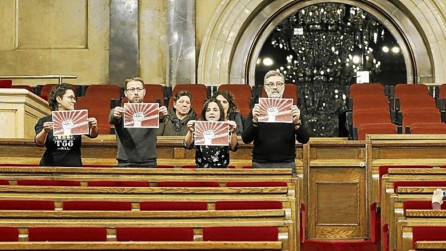 Los cuatro diputados de la CUP se presentaron a la hora prevista del pleno para dar su apoyo a la investidura de Puigdemont. FOTO: efe