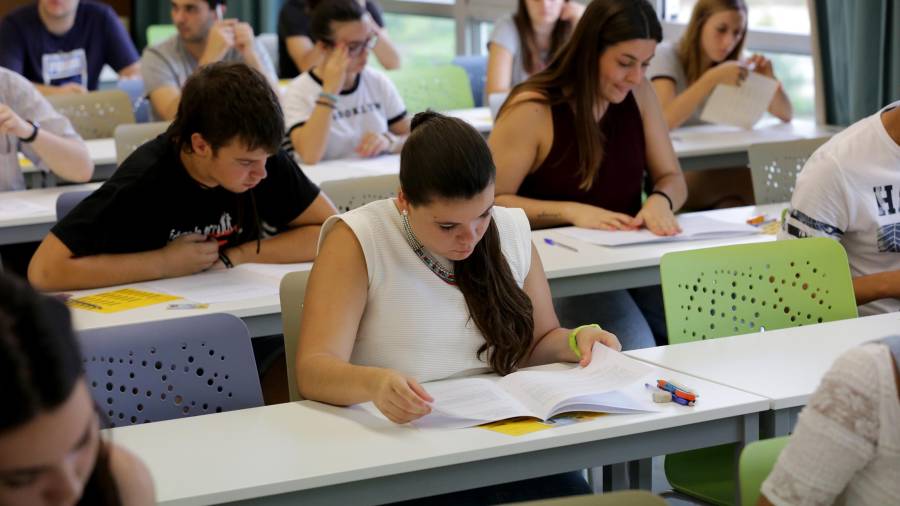 Estudiantes examinándose de la selectividad (imagen de archivo). Foto: Lluís Milián