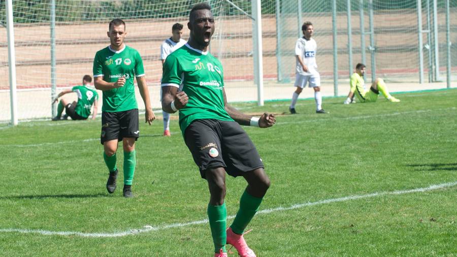 En la imagen el jugador del FC Ascó Cheikh, tras marcar el segundo gol. Foto: Joan Revillas
