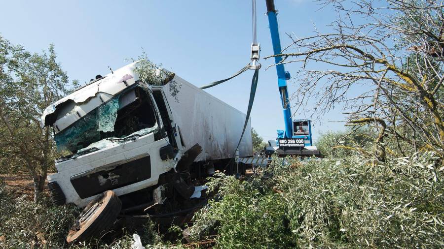 Així ha quedat el camió accidentat a l'N-340, a Sant Carles de la Ràpita. JOAN REVILLAS