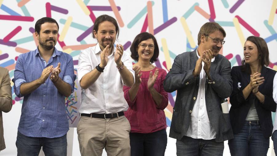 Alberto Garzón, Pablo Iglesias, Xavier Domènech e Irene Montero, junto a otros representantes de Unidos Podemos, ayer en Zaragoza. Foto: Toni Galán/efe
